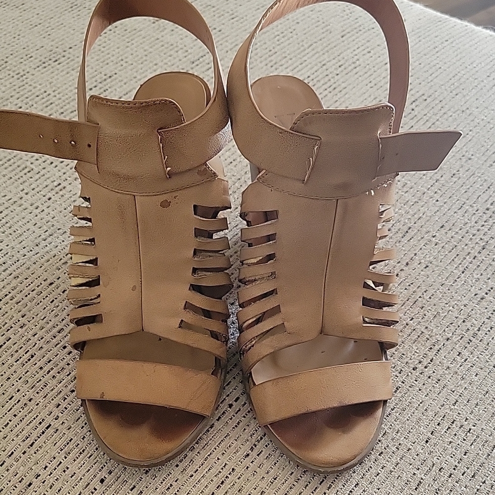 Tan Open-Toe Sandals with Block Heel and Adjustable Straps